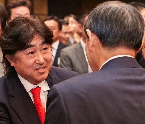 菅総理大臣と握手